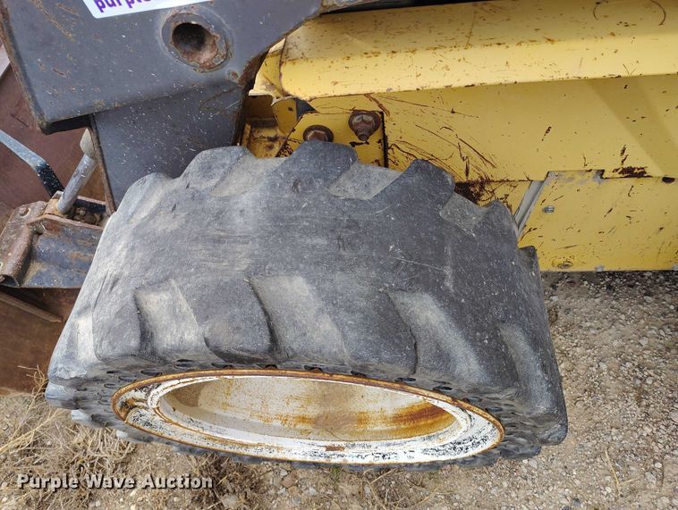 image for item DT0769 1999 New Holland LX 565 skid steer loader