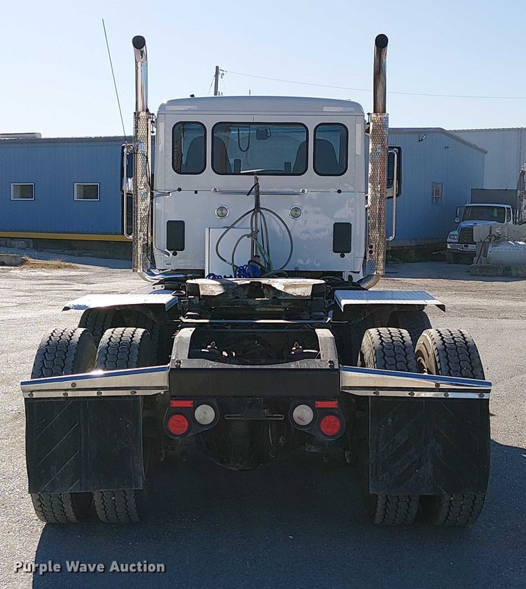 image for item DU3671 2017 Peterbilt  567 semi truck