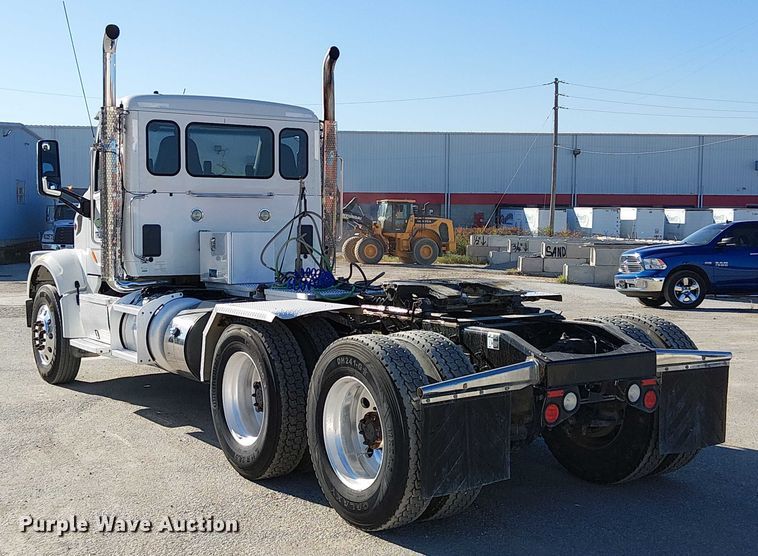 image for item DU3671 2017 Peterbilt  567 semi truck