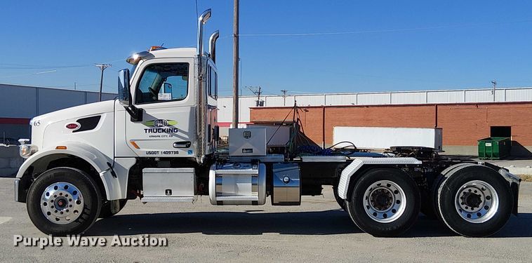image for item DU3671 2017 Peterbilt  567 semi truck
