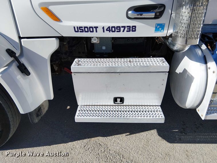 image for item DU3671 2017 Peterbilt  567 semi truck