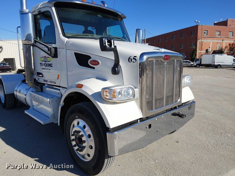 image for item DU3671 2017 Peterbilt  567 semi truck