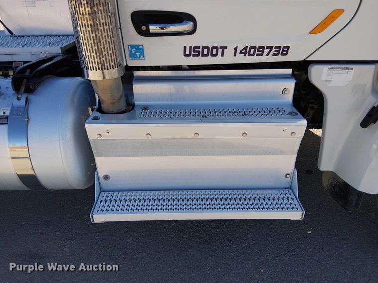 image for item DU3671 2017 Peterbilt  567 semi truck