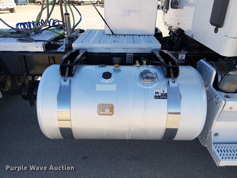 image for item DU3671 2017 Peterbilt  567 semi truck