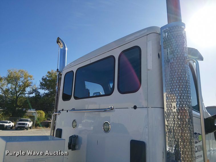 image for item DU3671 2017 Peterbilt  567 semi truck