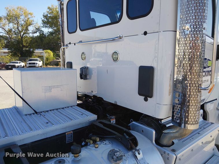 image for item DU3671 2017 Peterbilt  567 semi truck