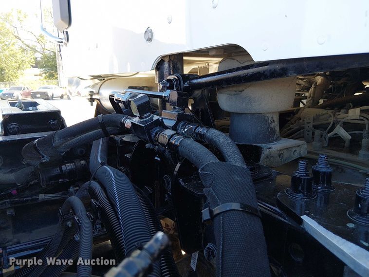 image for item DU3671 2017 Peterbilt  567 semi truck