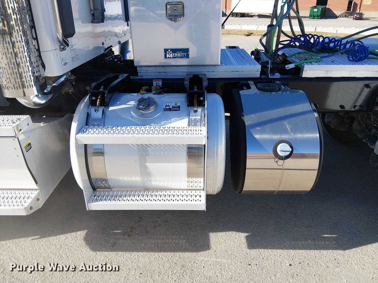 image for item DU3671 2017 Peterbilt  567 semi truck