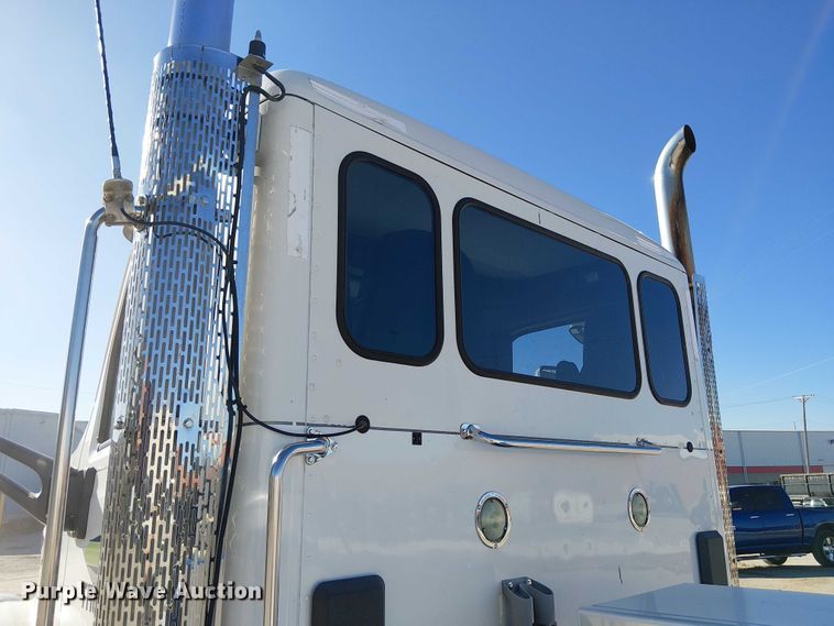 image for item DU3671 2017 Peterbilt  567 semi truck
