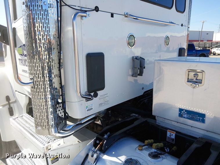 image for item DU3671 2017 Peterbilt  567 semi truck