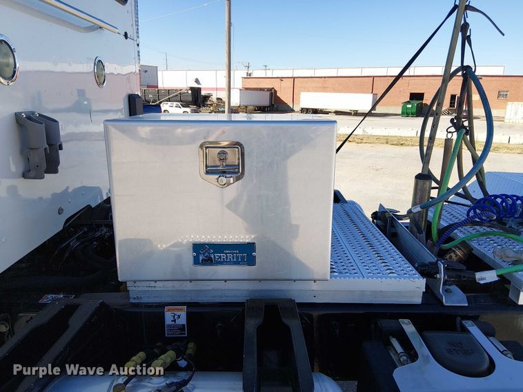 image for item DU3671 2017 Peterbilt  567 semi truck