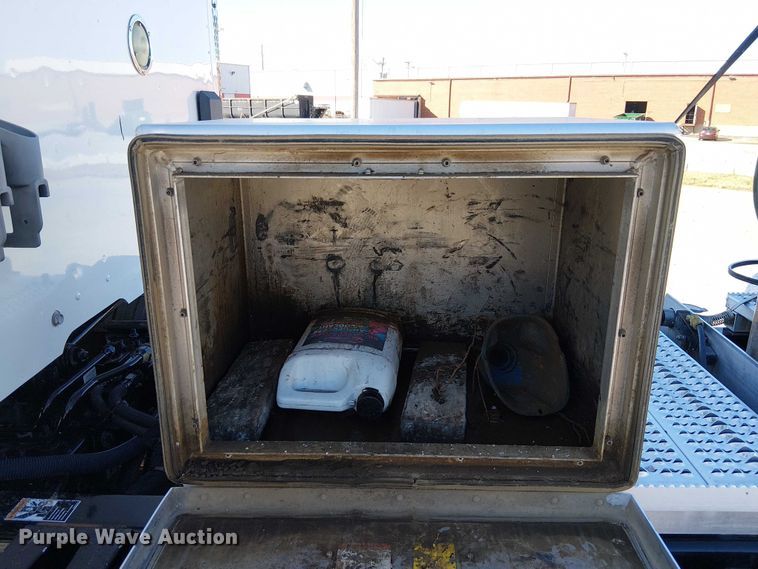 image for item DU3671 2017 Peterbilt  567 semi truck