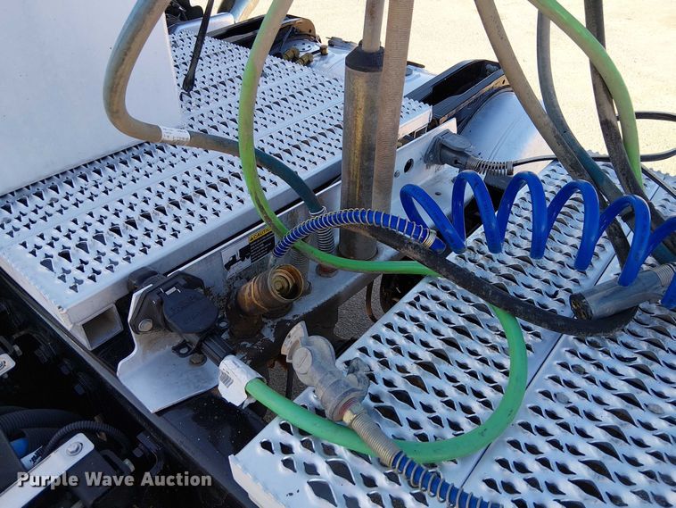 image for item DU3671 2017 Peterbilt  567 semi truck