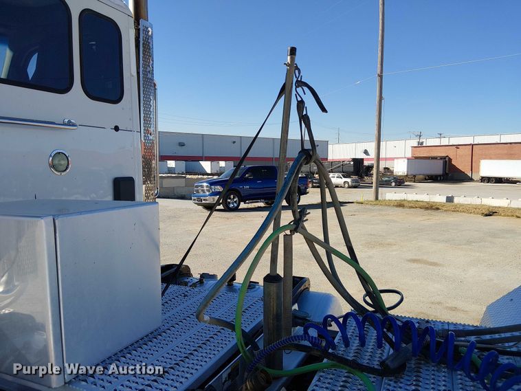 image for item DU3671 2017 Peterbilt  567 semi truck