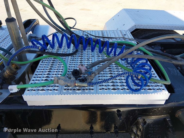 image for item DU3671 2017 Peterbilt  567 semi truck