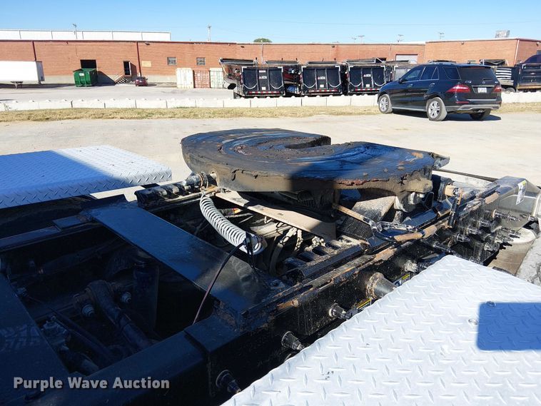 image for item DU3671 2017 Peterbilt  567 semi truck