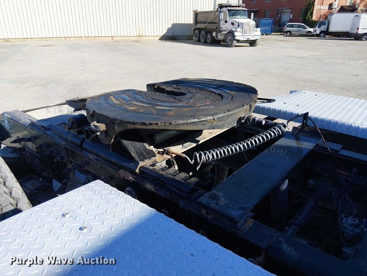 image for item DU3671 2017 Peterbilt  567 semi truck