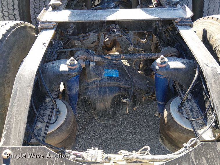 image for item DU3671 2017 Peterbilt  567 semi truck