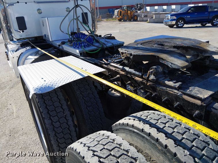 image for item DU3671 2017 Peterbilt  567 semi truck