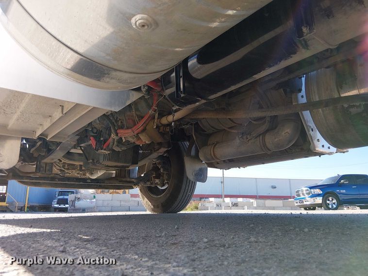 image for item DU3671 2017 Peterbilt  567 semi truck