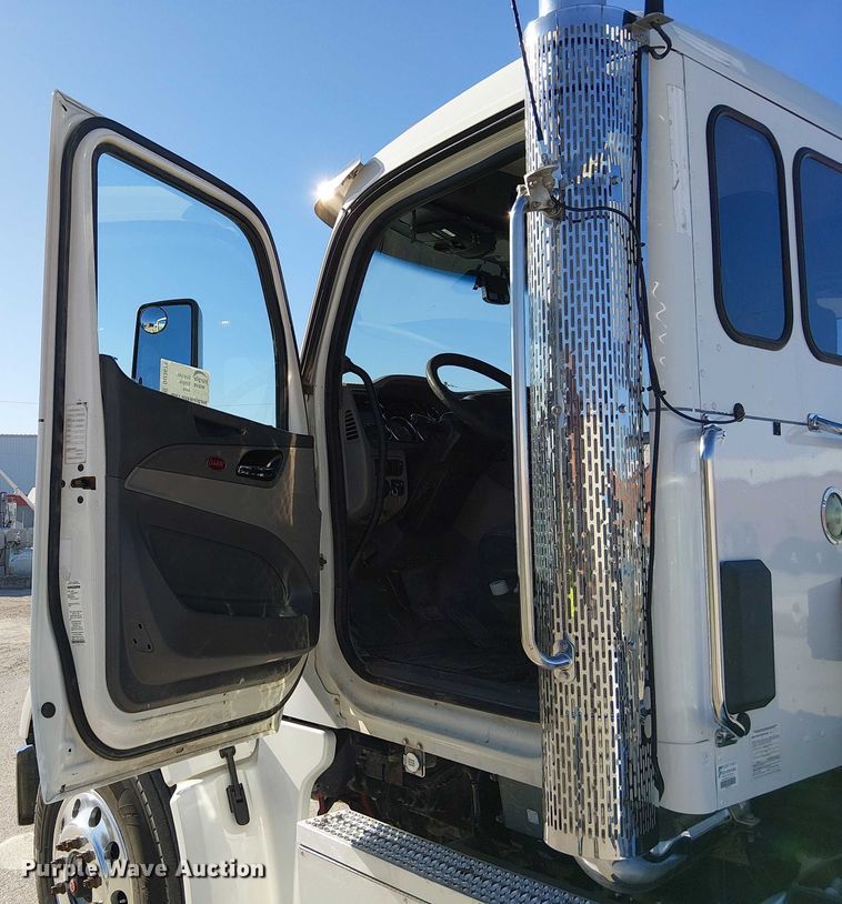 image for item DU3671 2017 Peterbilt  567 semi truck