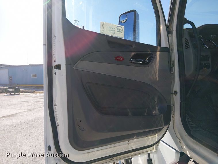 image for item DU3671 2017 Peterbilt  567 semi truck