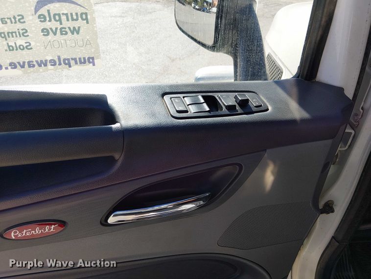 image for item DU3671 2017 Peterbilt  567 semi truck