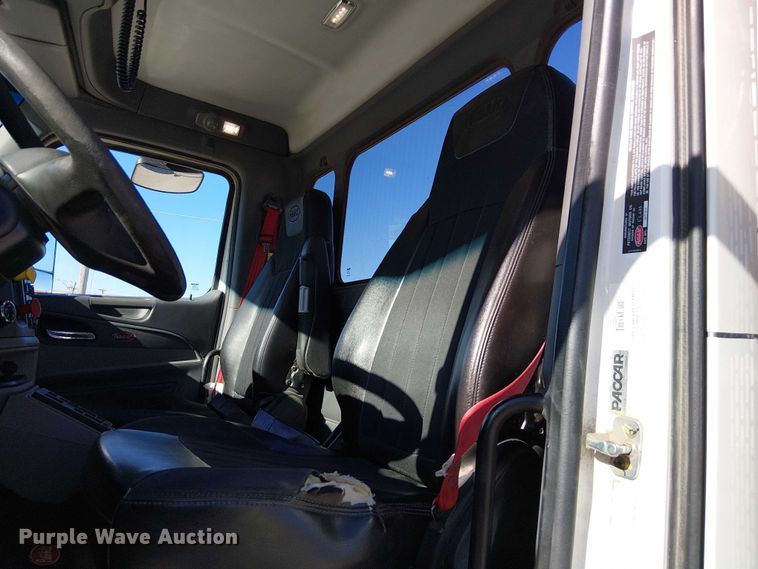 image for item DU3671 2017 Peterbilt  567 semi truck