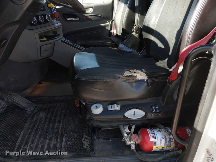 image for item DU3671 2017 Peterbilt  567 semi truck