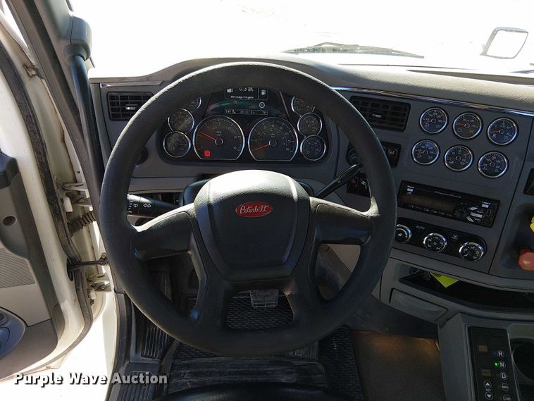 image for item DU3671 2017 Peterbilt  567 semi truck
