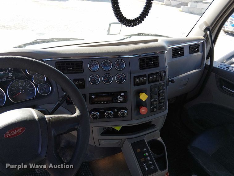 image for item DU3671 2017 Peterbilt  567 semi truck