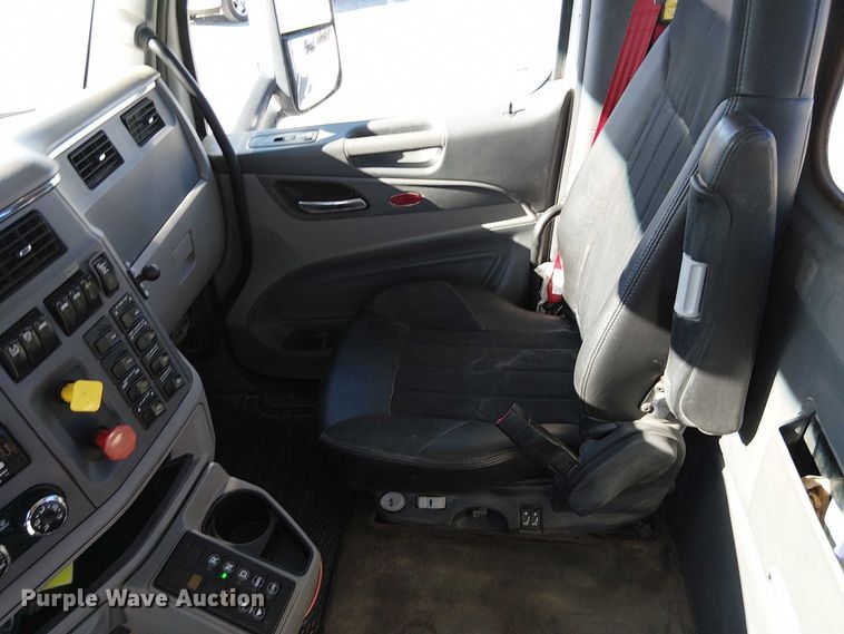 image for item DU3671 2017 Peterbilt  567 semi truck