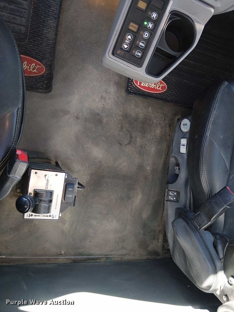 image for item DU3671 2017 Peterbilt  567 semi truck