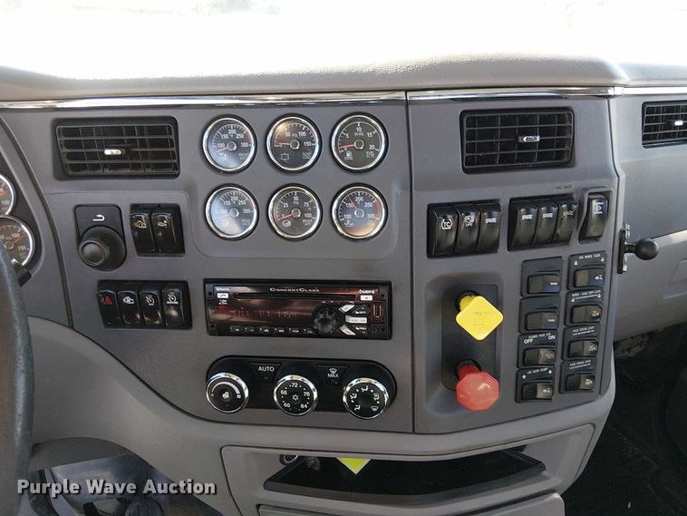 image for item DU3671 2017 Peterbilt  567 semi truck