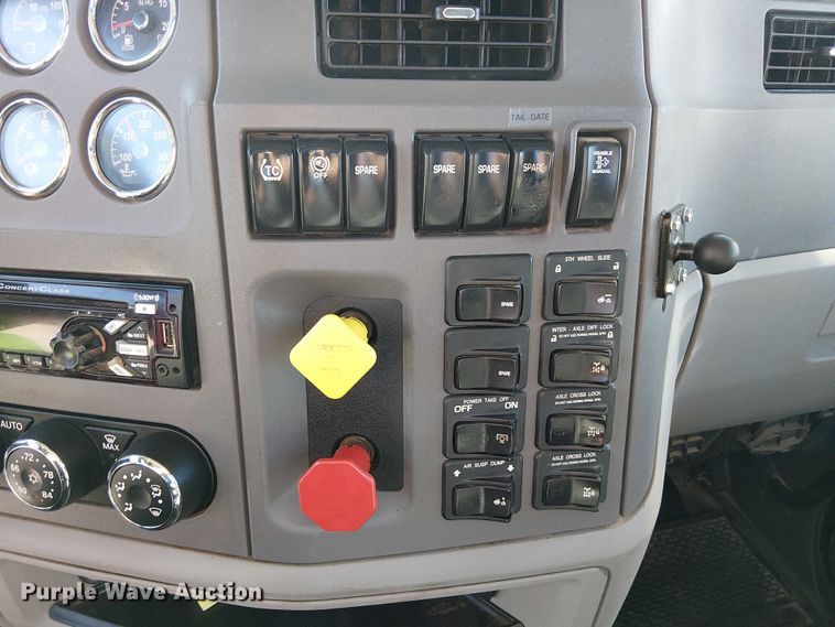 image for item DU3671 2017 Peterbilt  567 semi truck