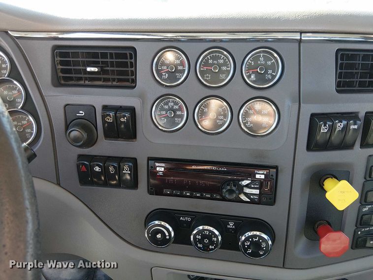 image for item DU3671 2017 Peterbilt  567 semi truck