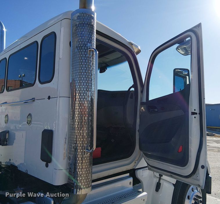 image for item DU3671 2017 Peterbilt  567 semi truck