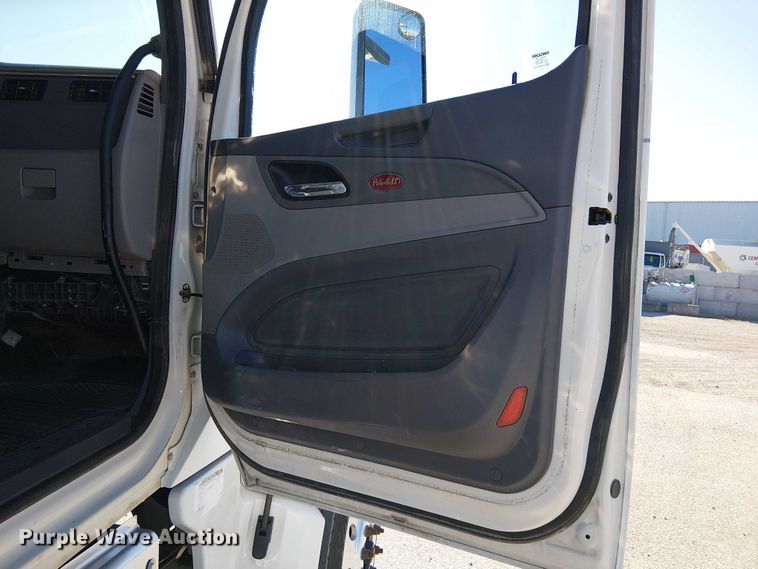 image for item DU3671 2017 Peterbilt  567 semi truck