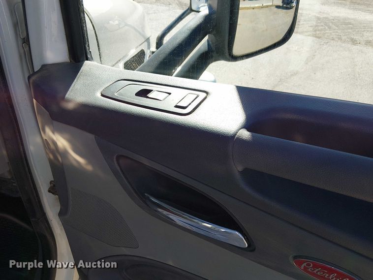 image for item DU3671 2017 Peterbilt  567 semi truck