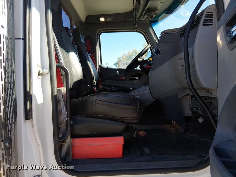 image for item DU3671 2017 Peterbilt  567 semi truck