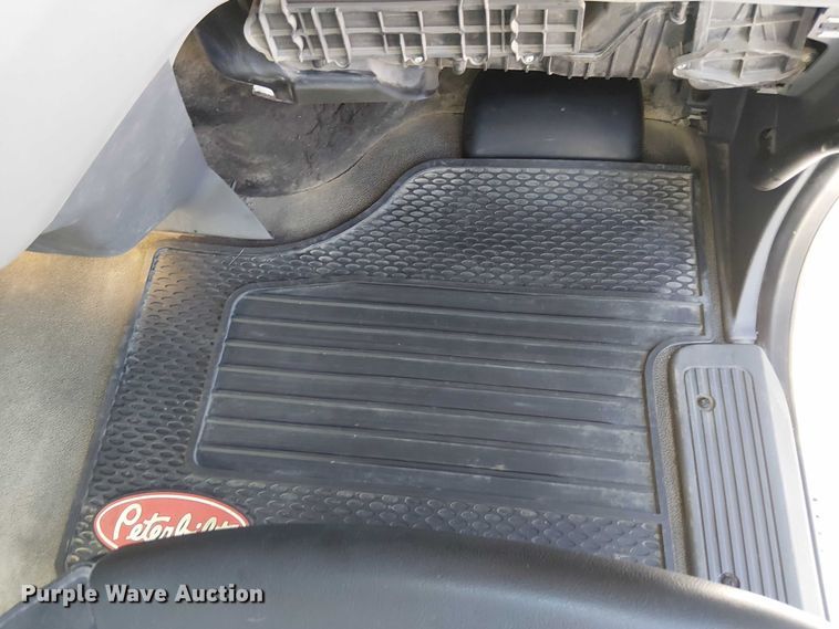 image for item DU3671 2017 Peterbilt  567 semi truck