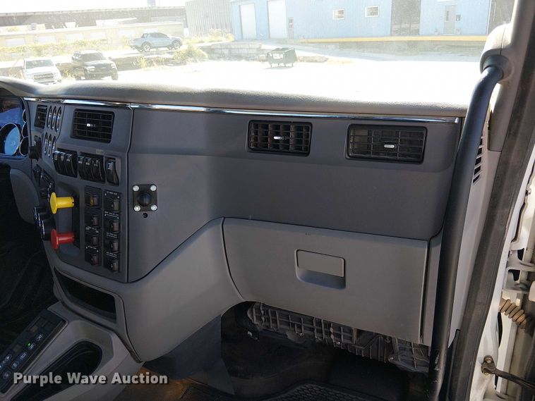 image for item DU3671 2017 Peterbilt  567 semi truck