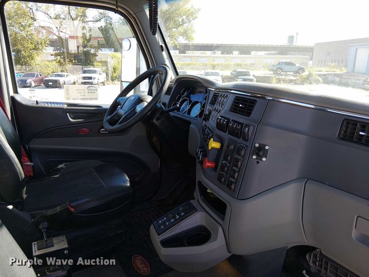 image for item DU3671 2017 Peterbilt  567 semi truck