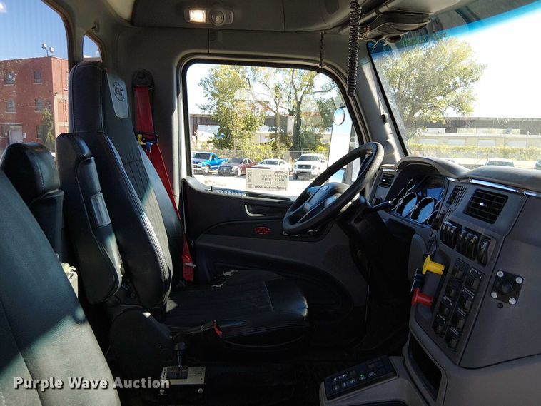 image for item DU3671 2017 Peterbilt  567 semi truck