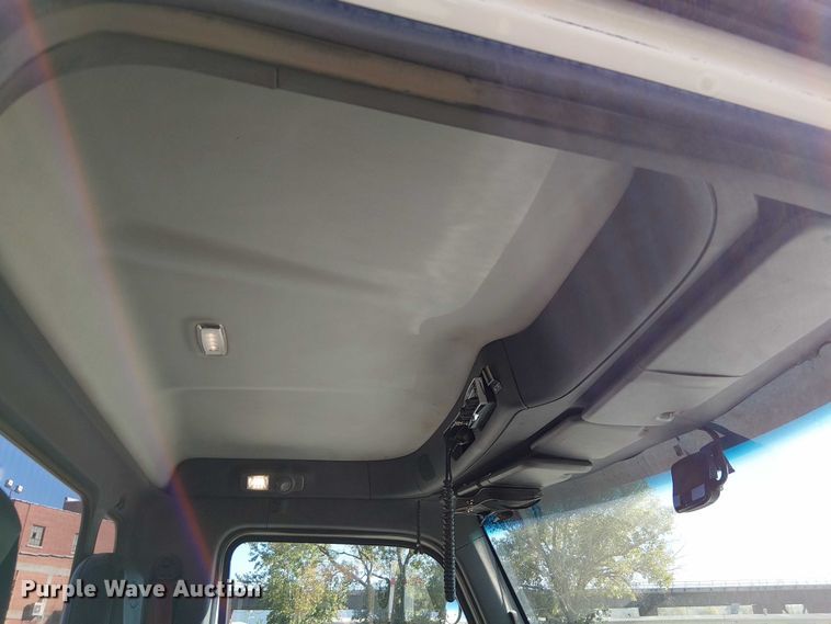 image for item DU3671 2017 Peterbilt  567 semi truck