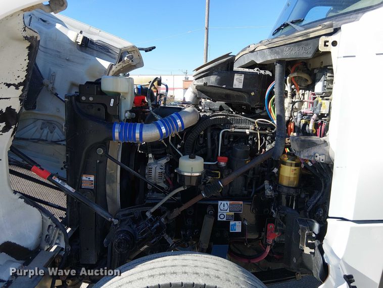 image for item DU3671 2017 Peterbilt  567 semi truck