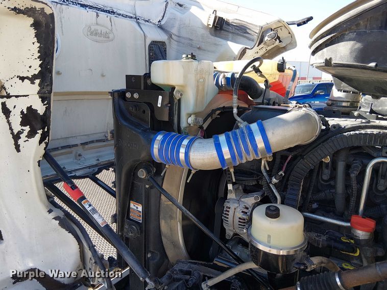 image for item DU3671 2017 Peterbilt  567 semi truck