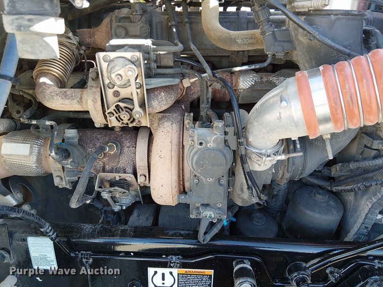 image for item DU3671 2017 Peterbilt  567 semi truck