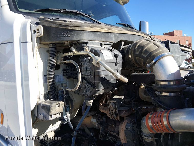 image for item DU3671 2017 Peterbilt  567 semi truck