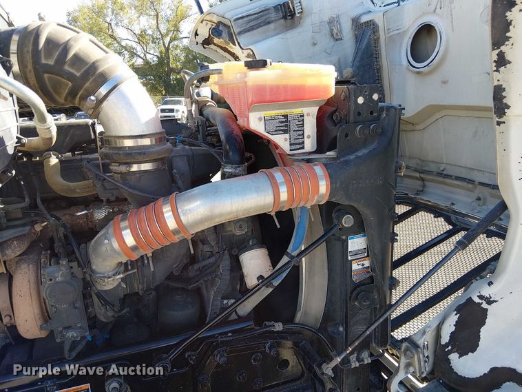 image for item DU3671 2017 Peterbilt  567 semi truck